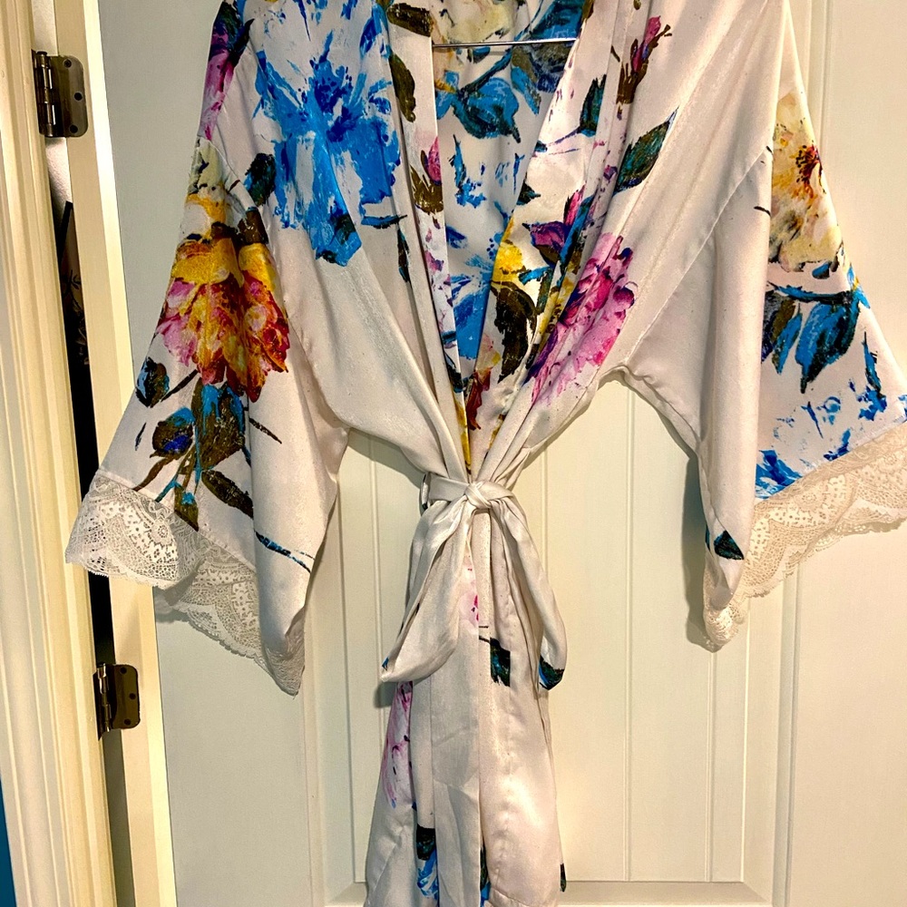 IN BLOOM BY JONQUIL Satin kimono robe w/ lace detailing